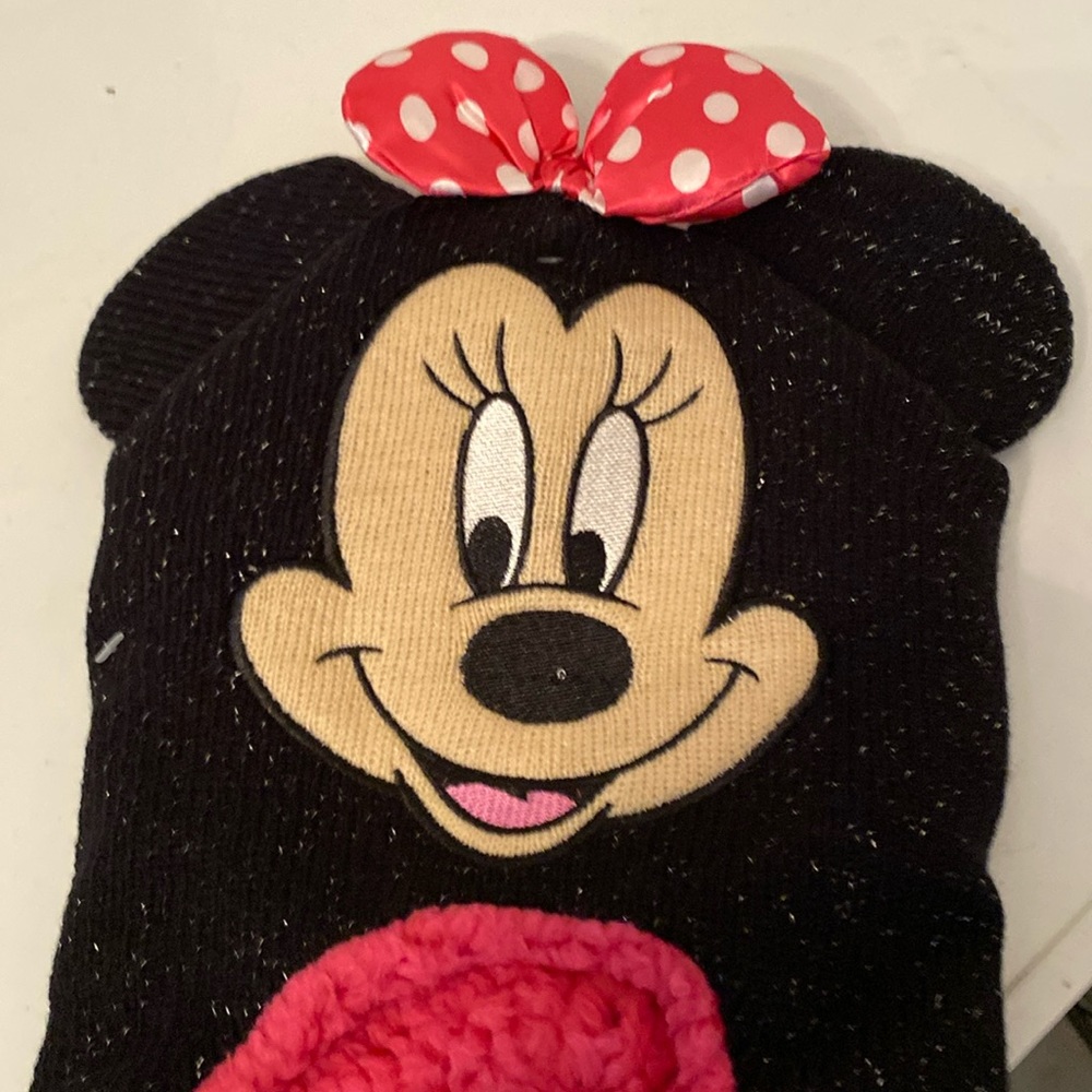 Brand new Minnie Mouse hat and glove set new with tags in a smoke free home